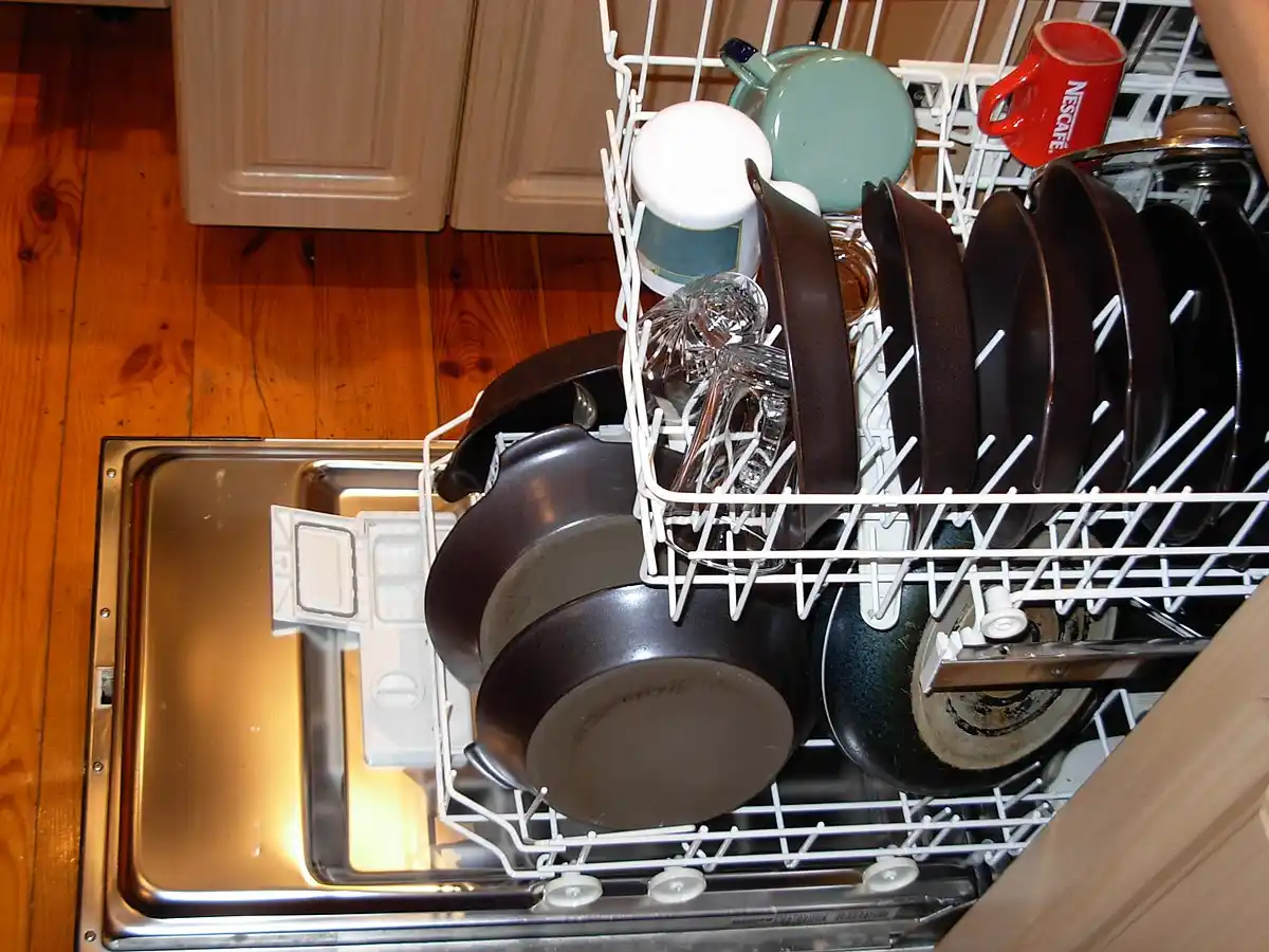 1200px-Dishwasher_with_dishes